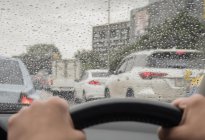 雨天行车需注意｜多地频繁出现雷雨天气，怎样做才能安全驾驶？