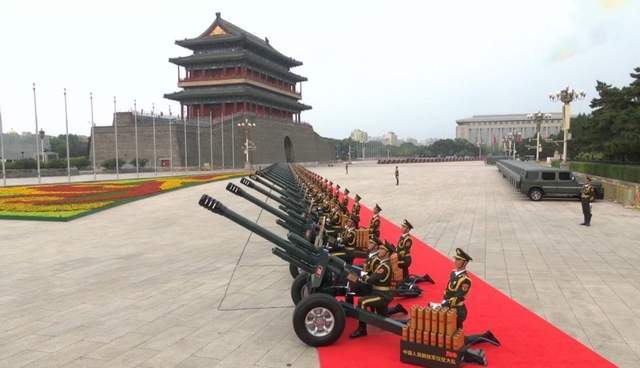 就是这么豪横 北京越野bj80担任礼炮牵引车 新闻详情 买车网 就是这么豪横 北京越野bj80担任礼炮牵引车 新闻详情 买车网