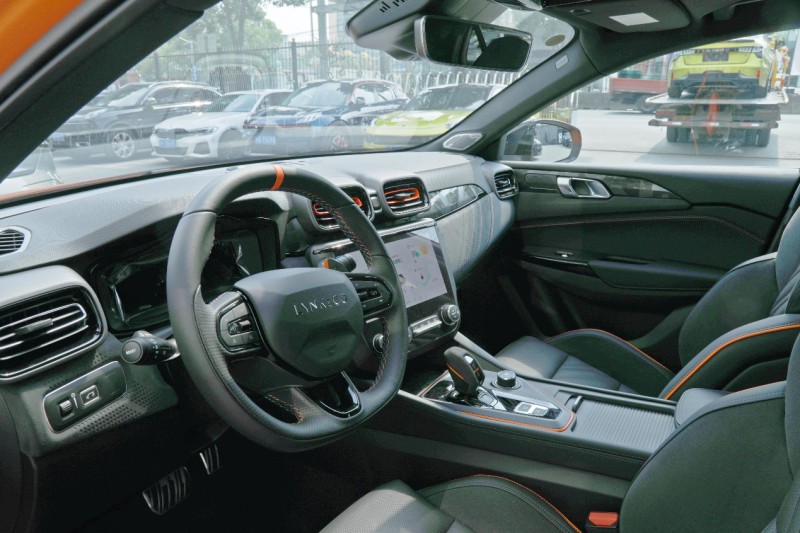 内饰设计:中控台未更新,细节处彰显运动气息领克02 hatchback的车尾