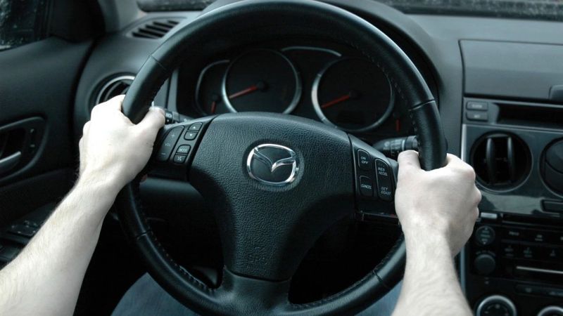 双手握紧方向盘hold the steering wheel with both hands