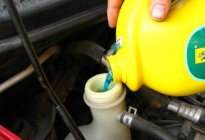 发现自己车辆的防冻液变少了，超过了最低液面，该怎么办？