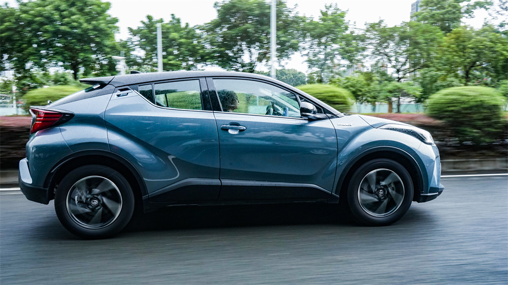 城市生活中的个性好伙伴 试驾广汽丰田ch-r双擎_太平洋号