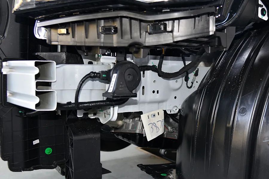 防撞梁下方有一个谐振块,用于抵消振动.