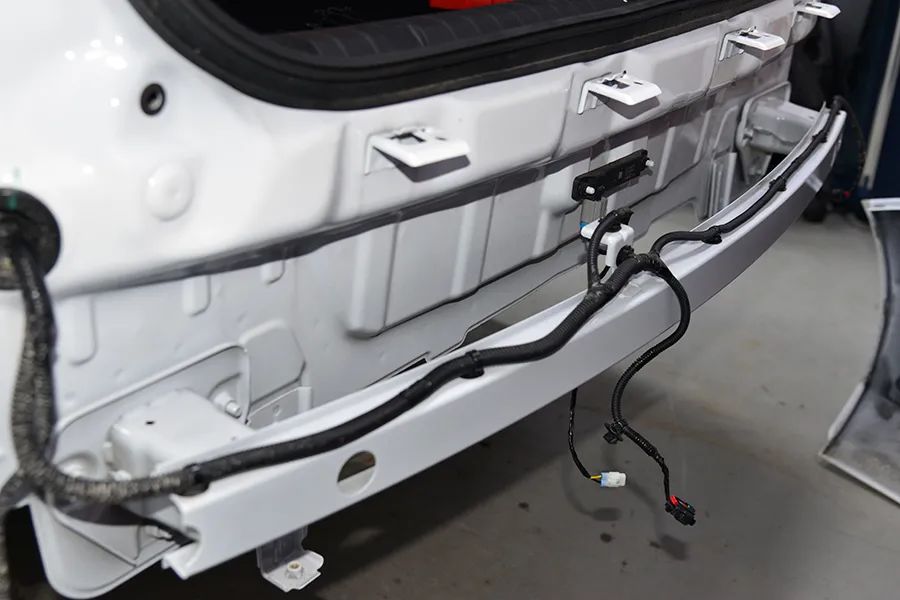 廉价合资车经常减配防撞梁,拆这辆自主品牌看看