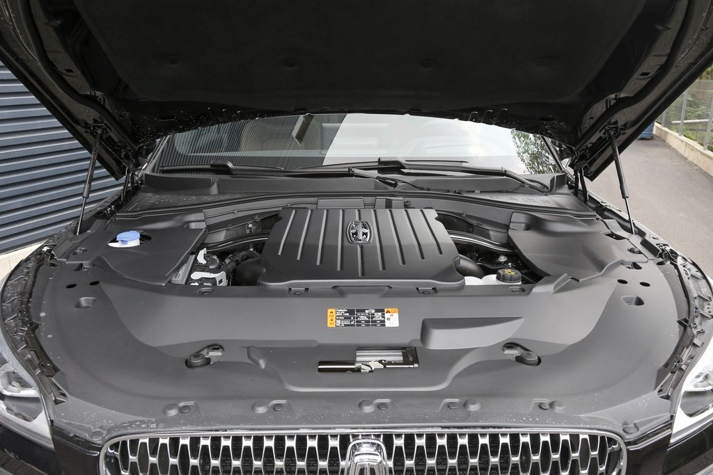 林肯飞行家与奥迪Q7对比_德系豪华suv大比拼_美式豪华与德系豪华差异