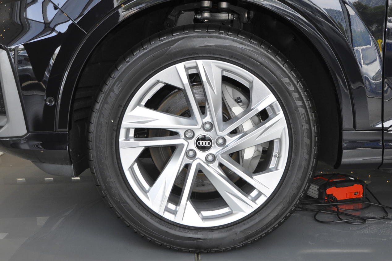 美式豪华与德系豪华差异_林肯飞行家与奥迪Q7对比_德系豪华suv大比拼